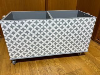 Caja de almacenaje con ruedas de madera