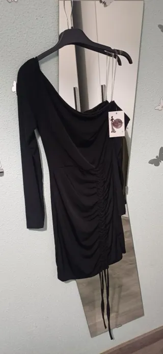 Vestido negro asimétrico con fruncido
