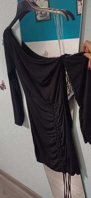 Vestido negro asimétrico con fruncido