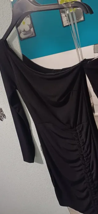 Vestido negro asimétrico con fruncido