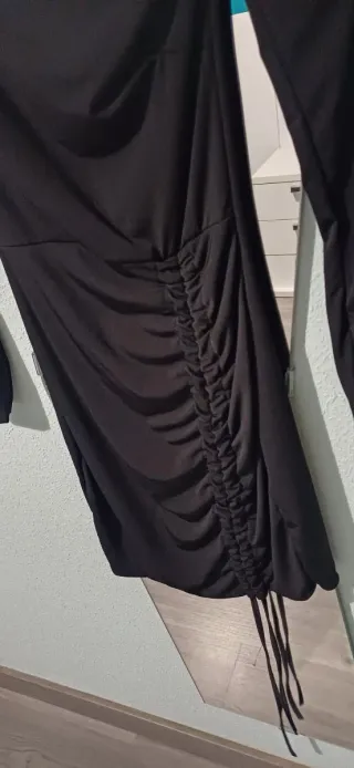 Vestido negro asimétrico con fruncido