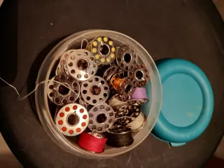 Mini maquina de coser en pleno funcionamiento