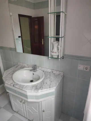 Lavabo de cerámica blanco
