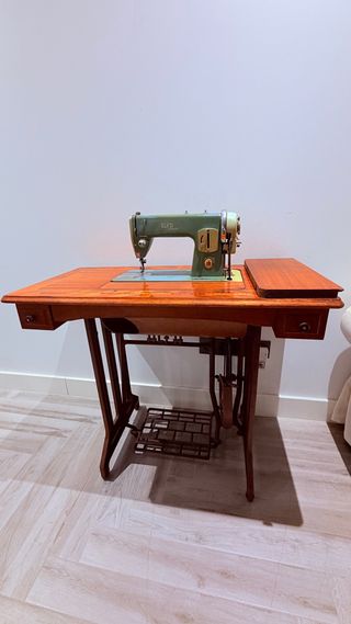 Máquina de coser Singer antigua con mueble