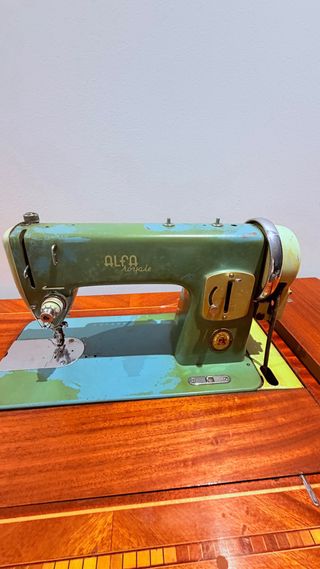 Máquina de coser Singer antigua con mueble