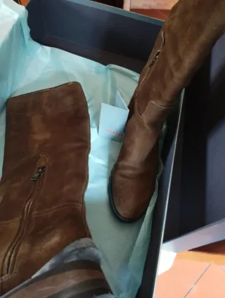 Stivali alti in velluto marrone Prada, mai indossati con scatola originale
