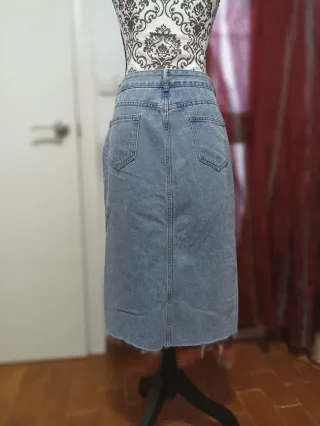 Falda vaquera midi con abertura