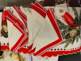 Tovaglia natalizia con candele e agrifoglio