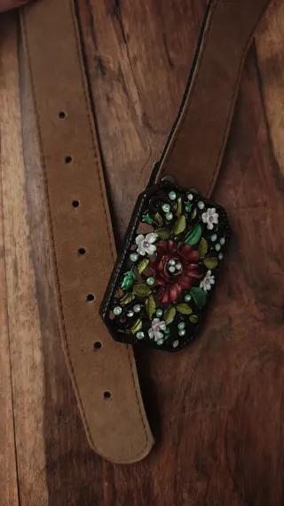 Cintura ecopelle fibbia gioiello floreale