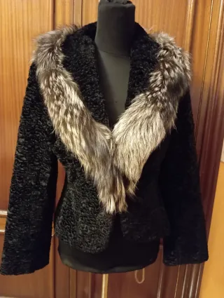 Chaqueta entallada con cuello de piel