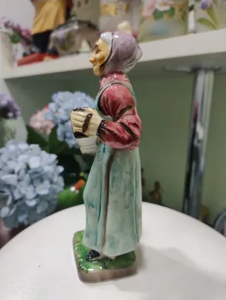Figura cerámica vintage anciana acordeón