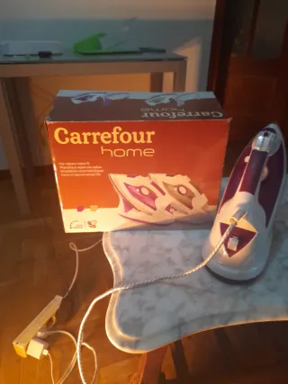 Plancha de ropa morada y blanca