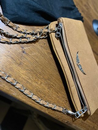 Bolso Zadig beige con dos cadenas y logo en el int