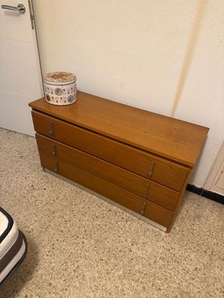 Cómoda de madera con cajones