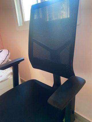 Silla de oficina negra, poco uso