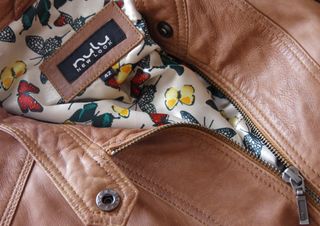 Chaqueta de cuero marrón estilo chupa