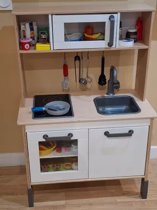 Cocinita de juguete con accesorios