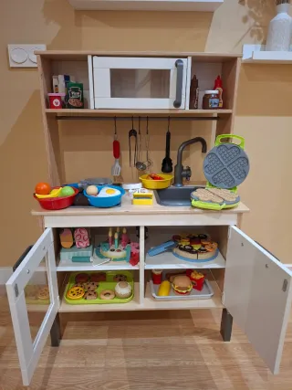 Cocinita de juguete con accesorios