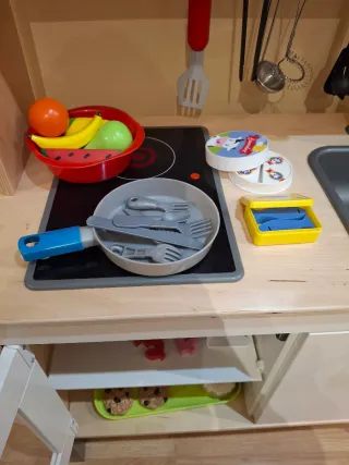 Cocinita de juguete con accesorios
