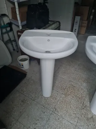 Lavabos y pies de porcelana blancos Roca