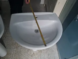 Lavabos y pies de porcelana blancos Roca