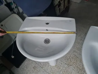 Lavabos y pies de porcelana blancos Roca