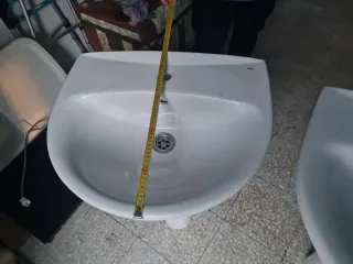 Lavabos y pies de porcelana blancos Roca