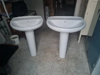 Lavabos y pies de porcelana blancos Roca