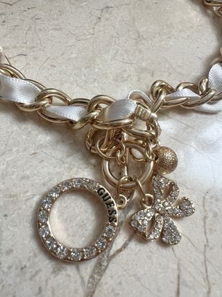 Conjunto Guess: Gargantilla y Pendientes nuevo.