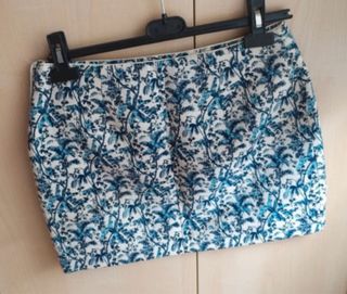 Falda estampada floral azul y blanco