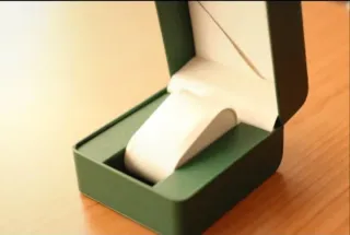 Caja para reloj verde y beige.