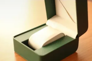 Caja para reloj verde y beige.