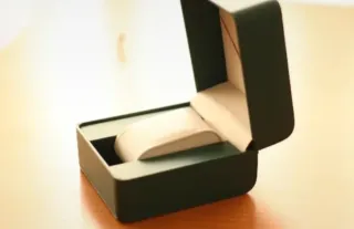 Caja para reloj verde y beige.