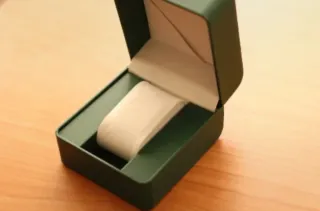 Caja para reloj verde y beige.