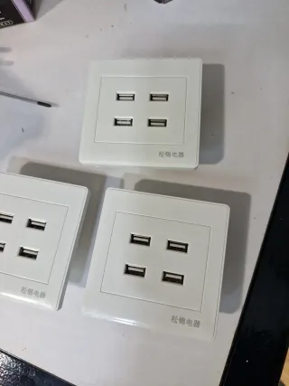 Enchufe de Pared con 4 Puertos USB