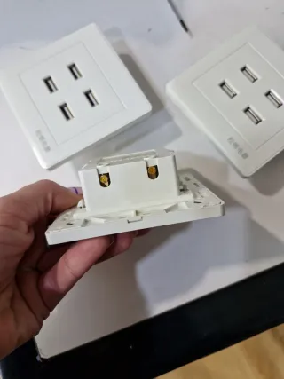 Enchufe de Pared con 4 Puertos USB