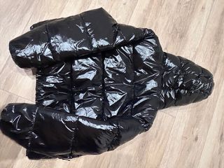 cazadora puffy capucha hombre negro brillo Bershka