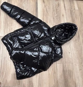 cazadora puffy capucha hombre negro brillo Bershka