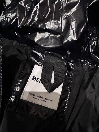 cazadora puffy capucha hombre negro brillo Bershka