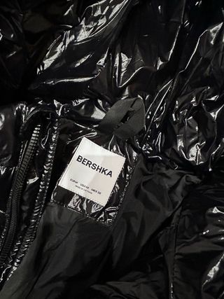 cazadora puffy capucha hombre negro brillo Bershka