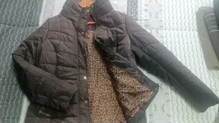 Chaqueta acolchada marrón con forro animal print