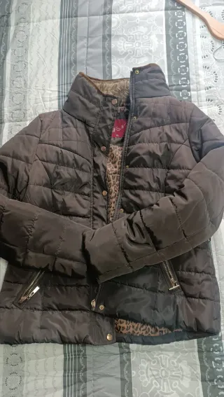 Chaqueta acolchada marrón con forro animal print