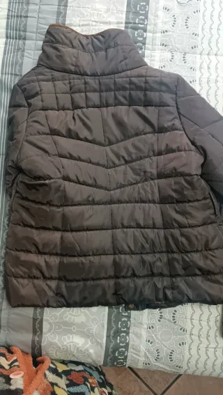 Chaqueta acolchada marrón con forro animal print