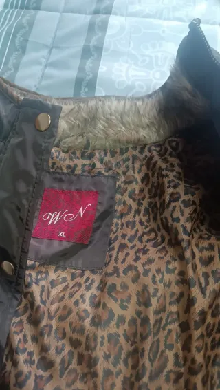 Chaqueta acolchada marrón con forro animal print