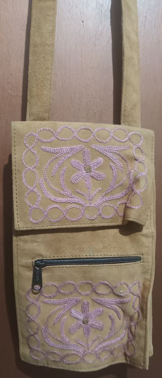 Bolso de ante con bordado