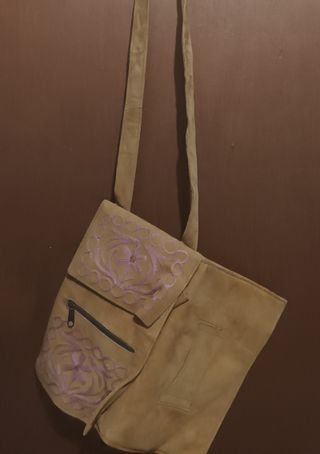 Bolso de ante con bordado
