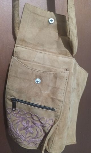 Bolso de ante con bordado