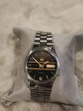 Reloj Seiko 5 Vintage Negro y Dorado