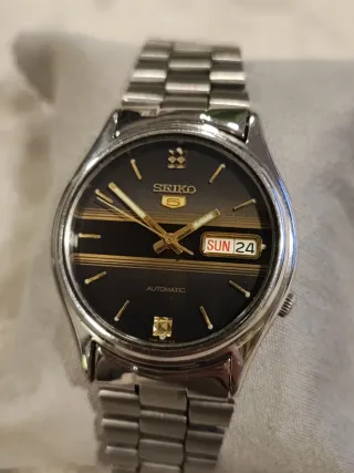 Reloj Seiko 5 Vintage Negro y Dorado