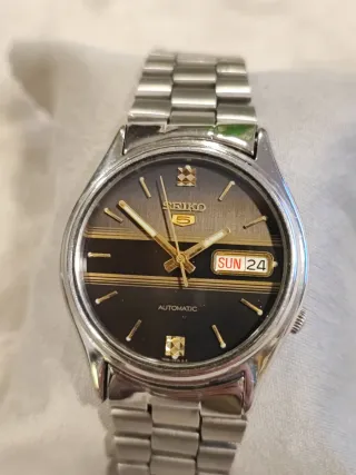 Reloj Seiko 5 Vintage Negro y Dorado